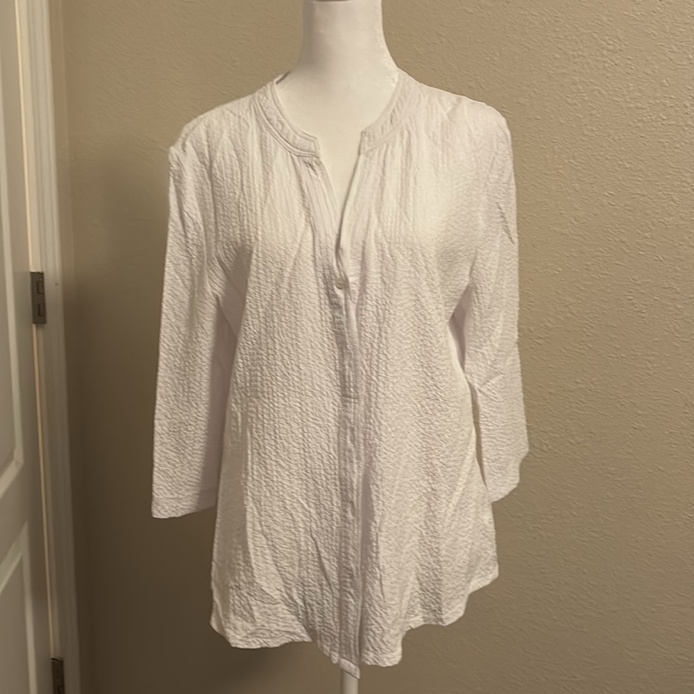 J Bee White top, simple and elegant